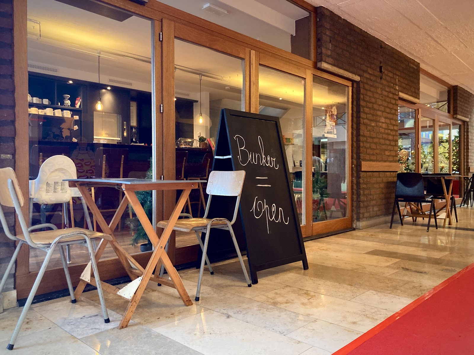 Bunker specialty koffiebar - natuurwijnen & geuze in Genk — café