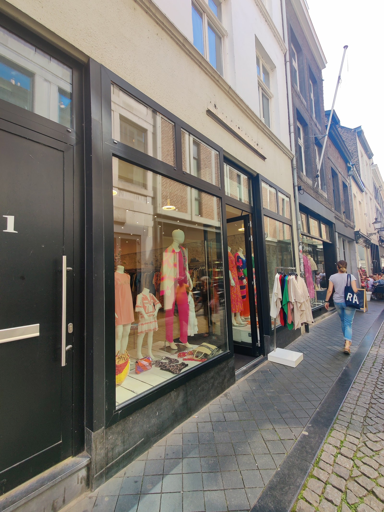 Amzar Boutique (Fabulous Clothes, Shoes & Bags) in Maastricht