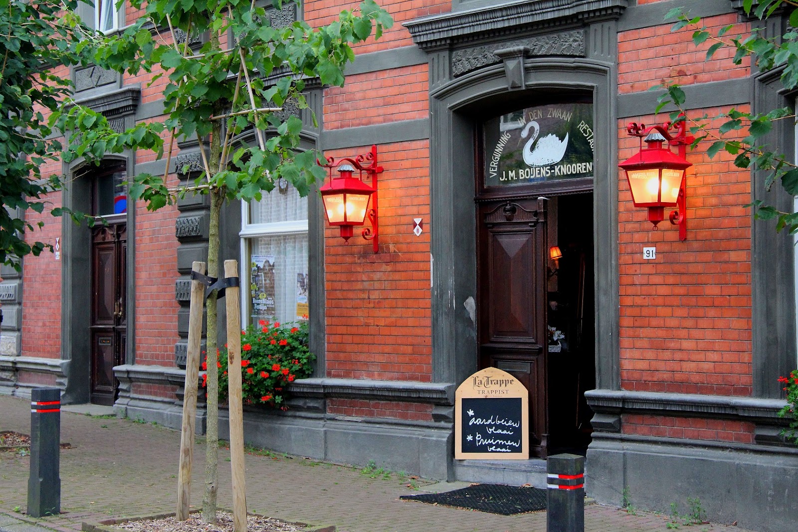 Café in de Zwaan in Sweikhuizen — café