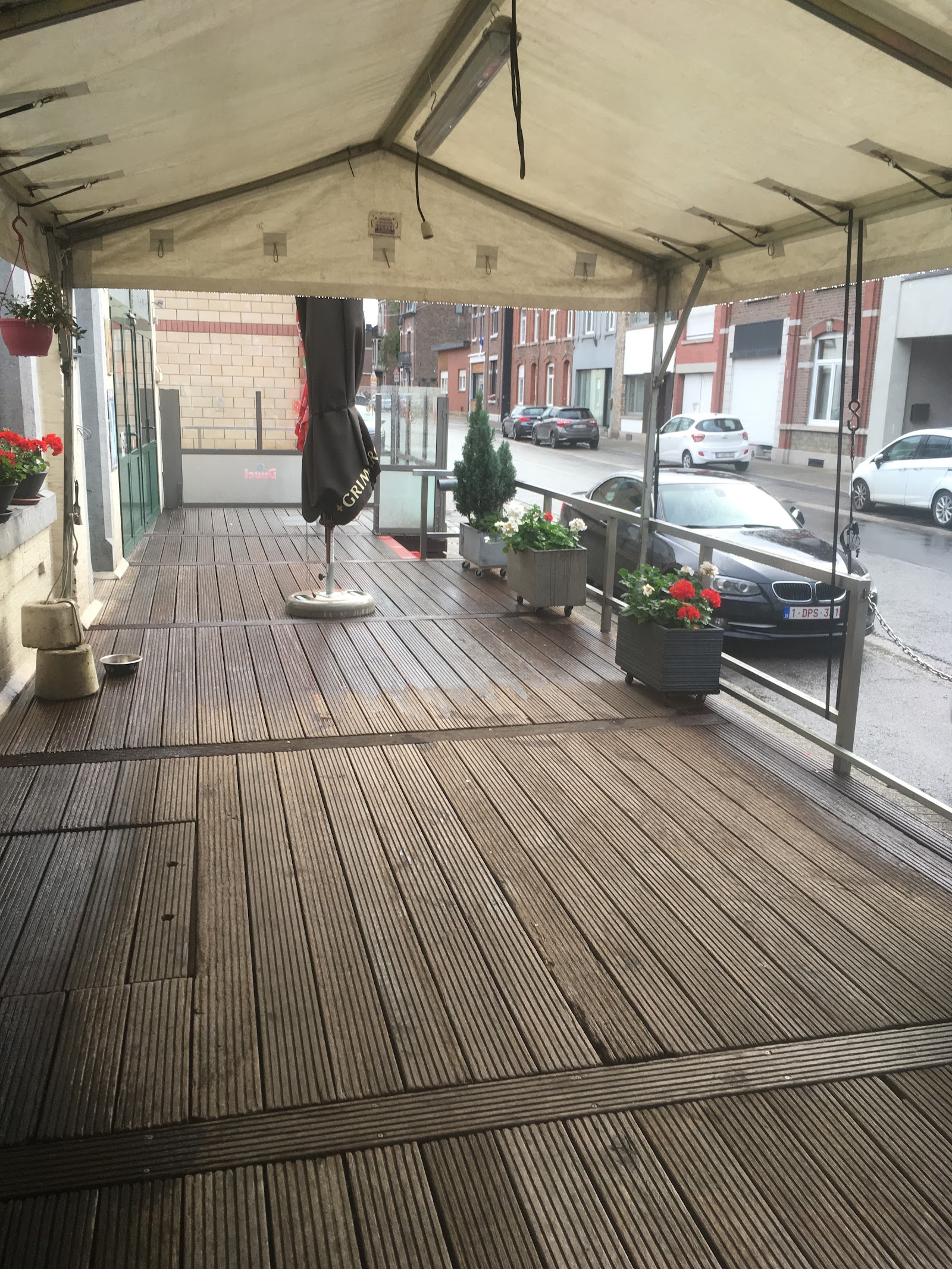 Au local in Oupeye — café